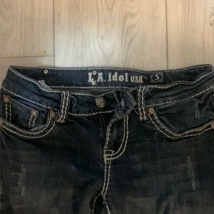 la Idol usa dark blue jeans